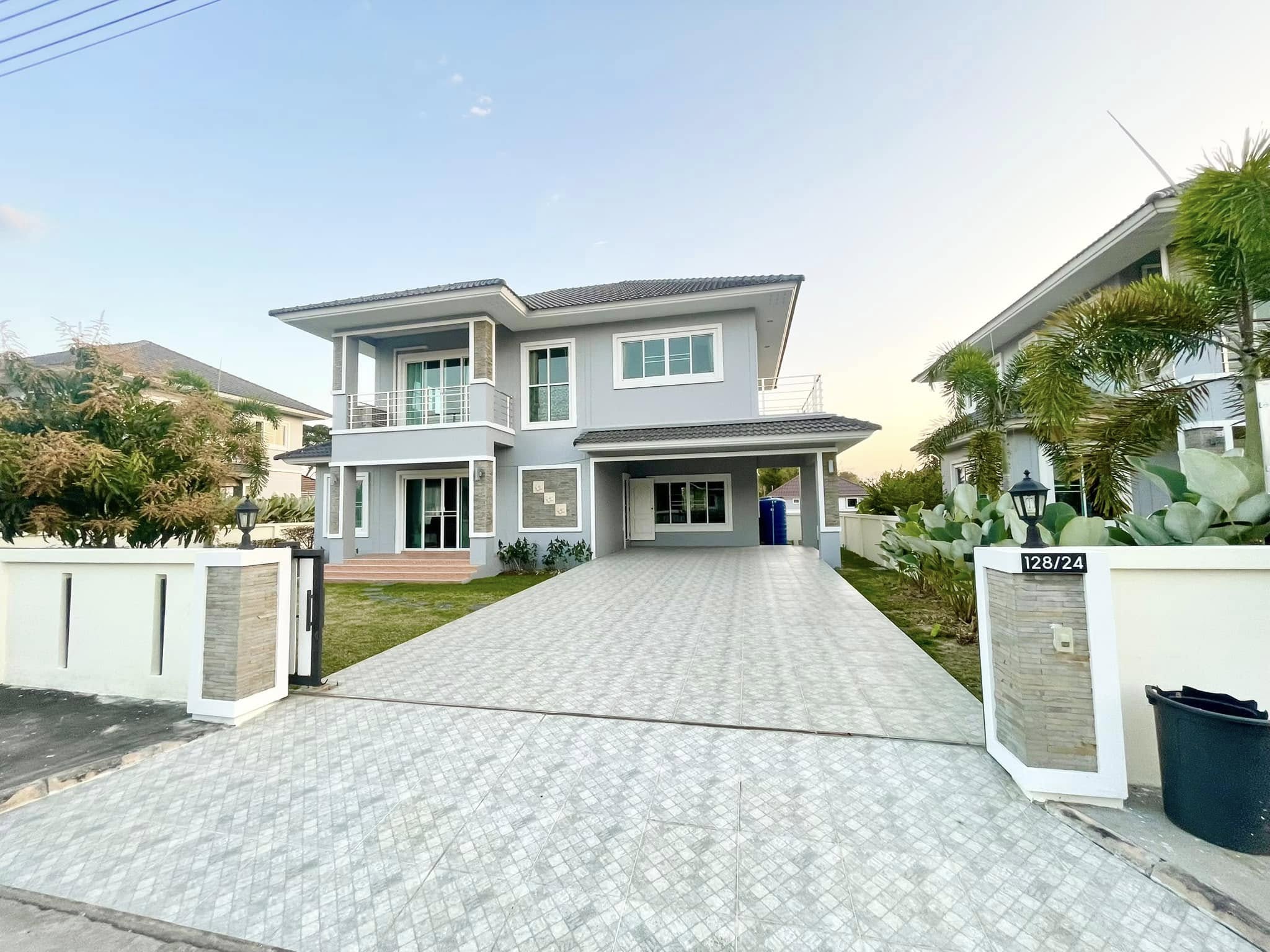 Thanaporn Park Home 5 - Medium detached house